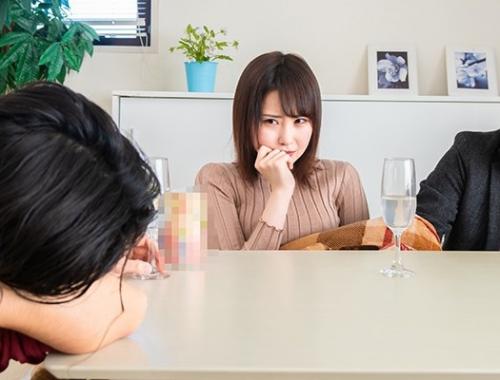 ＝親友の彼女にコタツでいたずら＝「・・・ダメ！彼にバレちゃう！」彼氏に気付かれずにコタツの中で音が聞こえるほど愛液を垂れ流して感じる！