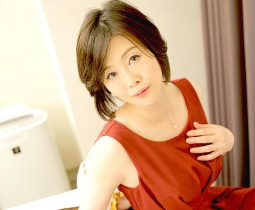 熟女ナンパ「セレブ美熟女中出し！」性生活の話に始まり下着、性感チェックを巧妙に遂行。下半身をさらけ出させる。