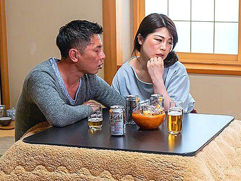 ＝NTR＝「…ﾀﾞﾒ…こんなところでされるなんて…。」無防備なコタツの中で夫以外の男にクチュクチュと股間を触られる熟女たち。