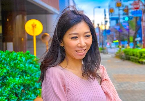 ＝素人＝「熟女の使い古したマ○コより、アナルの方がいいに決まってる！」いい年してひーひー言いながら感じる初アナルを攻められ羞恥心満載で振舞う熟女。