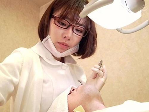《エッチな歯科衛生士》『お客さん、おちんちん大きくなってきちゃいましたね？♡』巨乳のメガネ痴女が手コキやフェラでご奉仕♡