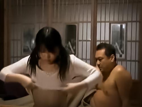 ≪ヘンリー塚本≫「おじさんとおまんこしたら本当の親子だ！」再婚相手の連れ娘を犯す鬼畜親父…捨てられたくなくてマンコを許す
