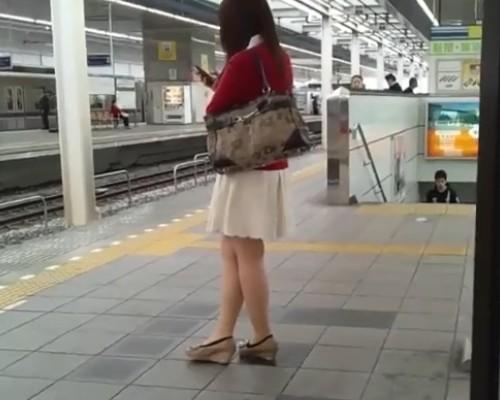 【スカートめくり】駅のエスカレーターで後ろからスカートめくってパンツ盗撮！パンスト越しの水玉パンティーがエロい！