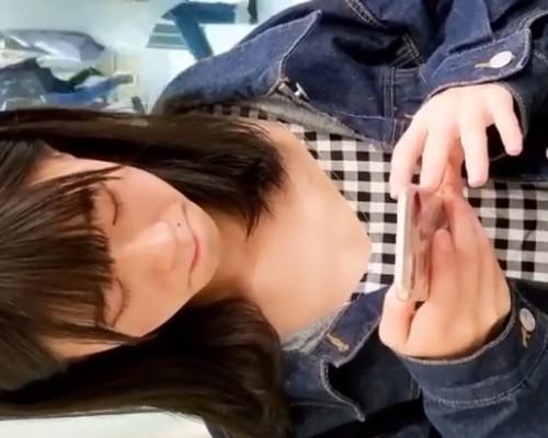 【盗撮】胸チラ乳首！！！素人の貧乳スレンダー美少女がスマホを見てる上から盗撮！良く撮れたなぁwww