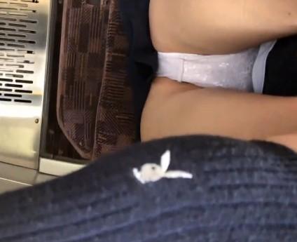 【盗撮】電車で対面のJK撮影してみた。ローアングルパンチラがバッチリ映っててマジエロいwww毎日抜いてるわwww