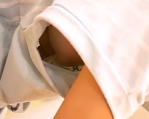 【盗撮】JCおっぱいが脇から乳首丸見えでエロ過ぎるwww巨乳になって来てるからさすがにブラジャーしないと！