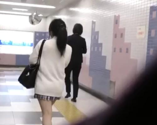 【本物痴漢】膝がガクガク震えるJK!お構いなしに思い切りマンコをグチュグチュに犯しまくる激ヤバ映像！