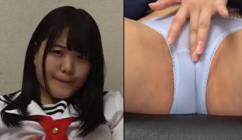【オナニー】JKの顔とアソコをじっくり見比べながらヌケる映像！気持ち良さそうな顔でパンティにシミができる！
