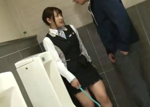 【レイプ】パチンコ店でアルバイト初日の女子大生！いきなり客のおじさんに襲われるwwwめっちゃ潮吹きwww