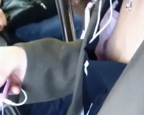【盗撮】ん？乳首見えてね？電車で見かけたクールなお姉さんの胸チラ！美乳OLスマホに夢中！