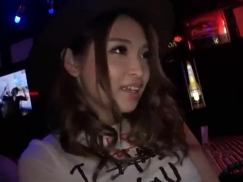 【素人ナンパ】バーの極上ギャル店員とその場でセックス最高過ぎるwww巨乳揺らして中出し種付けザーメン膣内射精！