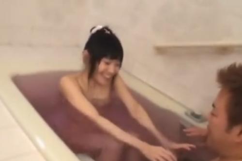 合法ロリ！？貧乳美少女とお風呂でイチャラブ！パイパンマ〇コに中出しセックス！