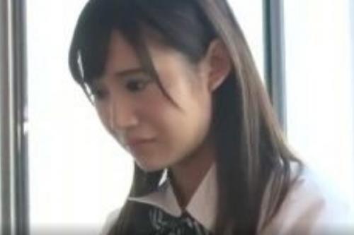 パイパンの制服美少女にイラマでチ〇ポ起動！制服着たまま後ろから突きまくって最後は中出しフィニッシュ！