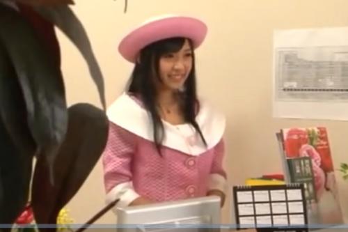 これぞプロ！いつも笑顔の受付嬢、たとえオマ〇コを弄られても笑顔を崩せず接客できるか？！