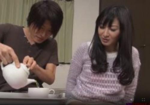 【人妻ナンパ】家に連れ込んだ巨乳の美魔女、想像以上に積極的でフェラもバックも思いのままｗ