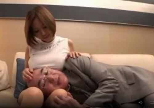 「私のオッパイ好きなんですか？」美女の巨乳に顔を埋めむしゃぶりつくハゲ親父、枯れた男根に血が滾る！