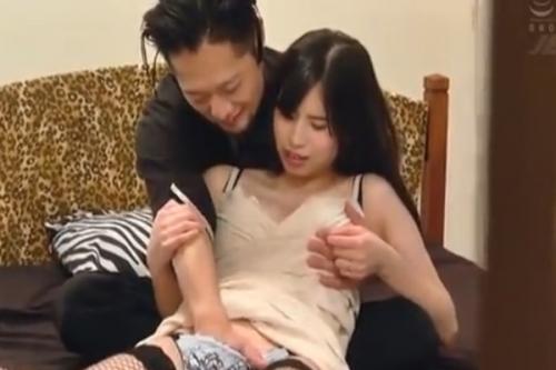 開いたドアから飛び込んできた、憧れの女性の情事、言われるがままに男に身体を弄られている姿に心を奪われ、、、