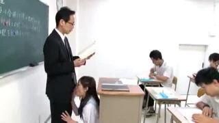 「先生のザーメン美味しい♡」授業中なのに、、、男性教諭のチ〇ポをしゃぶり倒すJKが最後にゴックン！！