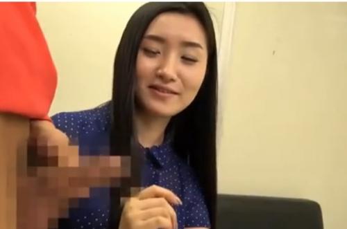 チ〇ポを見せられて苦笑いの真面目そうな彼女、、、でもしゃぶる時は積極的なんですねｗｗ