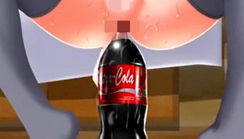 巨乳美少女がオナニー！尻穴にコカコーラのペットボトルをディルド代わりに出し入れする