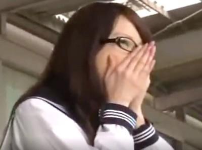 メガネ女子校生が電車内で痴漢のターゲットに！立ちバックでガン突きされる！