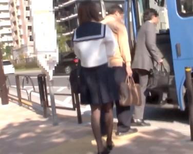 黒パンストのセーラー服美少女が満員バスの車内で痴漢に犯される！