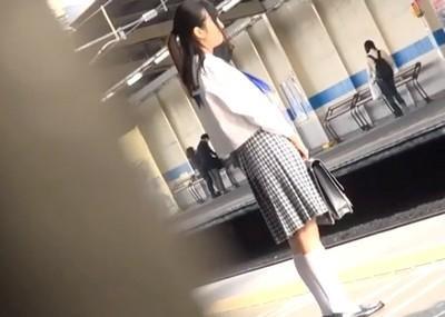 駅で見つけた黒髪ロリ美少女女子校生のスカートを捲り即ハメ制服着衣セックス！