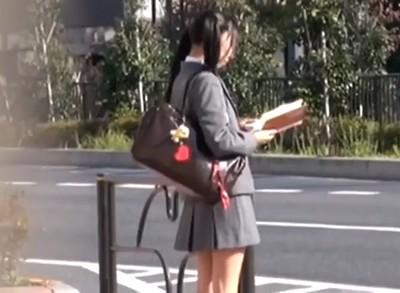 黒髪ツインテのミニスカ制服ロリ美少女がバスの車内で痴漢の餌食に！
