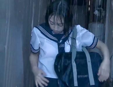 大雨に濡れて透けブラしてるスレンダーなミニスカ制服美少女を脅して激しく犯す！