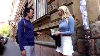 色白でピンク色の乳首をしたエロい金髪の美人お姉さんをナンパしてSEX！スケベなボディを味わい尽くしザーメンを種付け射精！
