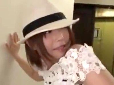【即ハメ】童顔でロリかわいいお姉さんが可愛く決まった服装のままいきなりSEX！ずっとハメられまくっててエロすぎる