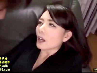 黒髪清楚でド淫乱のギャップがスゴい人妻が”欲求不満まんこ”を見せつけ淫語爆発の発情誘惑！人妻NTRセックスものエロ動画