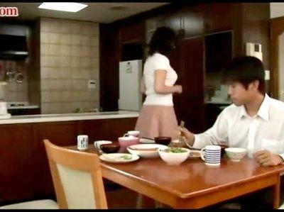 旦那を見送りした後に息子とSEX！ジャングルなスケベ穴に濃厚鬼ピスで子宮痙攣！孕ませ汁を吐き出しの種付けSEX！
