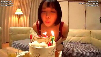 「スキだよっ」誕生日ケーキのローソクの火を吹き消すかわいい彼女とこのあとラブラブな中出しSEXした