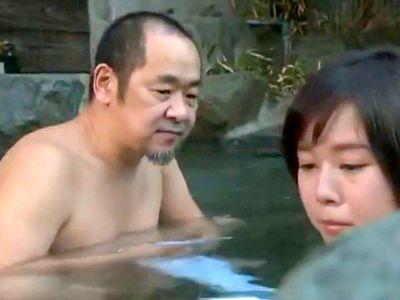 「今からコイツを膣に挿れさせてもらうけど…その前に接吻させてくれ！」エロ親父がデカパイお姉さんと温泉で濃厚SEX！