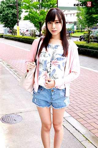 22歳の八重歯がかわいいお姉さんがインタビュー質問に答えている最中にデカチン男が登場して着衣で即ハメSEX開始！