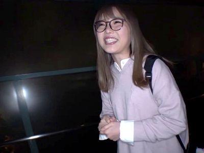 『精子ください♥』ロリ地味かわいいメガネ娘はザーメンぶっかけ願望を持つエロ・スケベちゃん