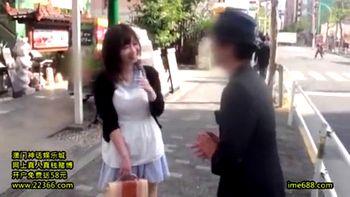 「ナンパじゃありませんよ！謝礼も出ます」まんまと釣られた色白の巨乳お姉さんは遅漏の男にセックスでしつこくピストンされるのであった