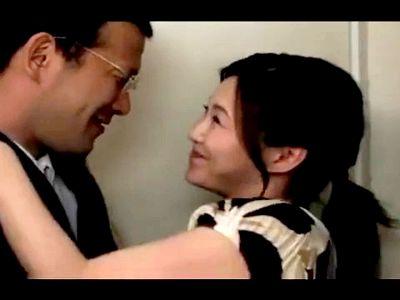 旦那を見送って朝も早くから発情するはしたない奥さん！すぐに他人棒を自宅に招き入れて人妻NTRセックスのエロドラマ！