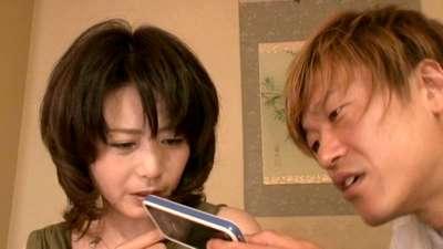 妖艶な母親は欲求不満でひとり虚しくオナニー！それを見た息子の友人が半ば強引にレイプして熟れた体を弄ぶ