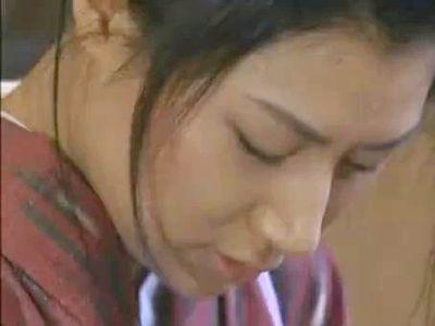 『風呂場であそこを洗っ的なさい…』美人の女中を肉便器に調教する変態の雇い主！一人は孕んで…生きるための昭和エロドラマ！