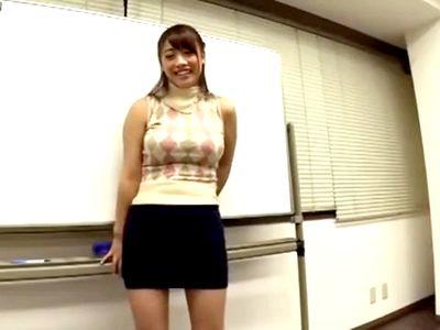 デカパイで美人なお姉さんを羞恥なポーズをさせたまま凄テクのベロチュー＆焦らし愛撫で痙攣！乳首責めに固定バイブ！