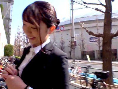 脚長・美脚で長身スレンダーの童顔ロリかわいいOLお姉さんがパンスト破りずらしハメSEX！凄テクのグラインド騎乗位で絶頂