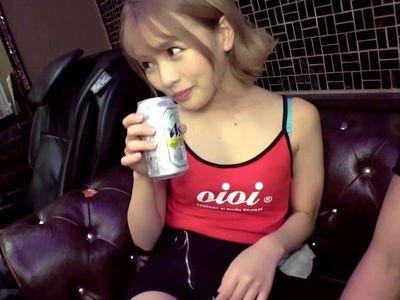ちっぱい貧乳つるぺたエロかわいいギャルを素人ナンパ変態企画でゲット！コスプレ姿でエロ痴女ビッチに乳首舐め手コキ！
