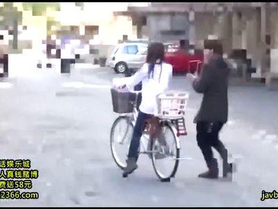 自転車で移動中の奥さんに声をかけて最後には不貞不倫な浮気SEX！種付け孕ませ汁を膣内射精されたけど大丈夫？