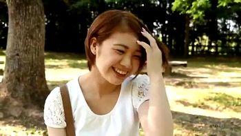 少女のようなステキな笑顔で色白のおっぱいが眩しいお姉さんが勃起チンポをネットリとフェラしてスゴいおっぱいでズリズリしちゃいます