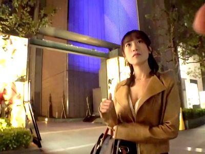 旦那がいるのに遊び人気質のスキモノ人妻美人がエロ痴女ビッチにグラインド騎乗位で腰振り人妻NTRセックス