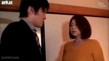 豊満な熟女妻が旦那と娘に内緒で若い娘婿と不貞を重ねていく…旦那が近くにいるのに交わろうとして痴女すぎた