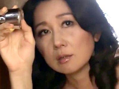 『さっきはしてくれたじゃないか』五十路で熟女の母親が息子の性処理！スイッチが入って発情レイプな中出し母子相姦の流れに