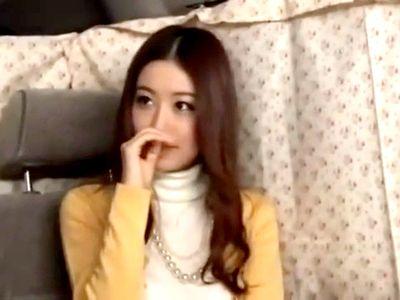 セレブっぽい美人な奥さんを車に連れ込み下着確認！絶景なＭ字開脚で羞恥な性行為！欲情発情してホテルへGoの展開に！